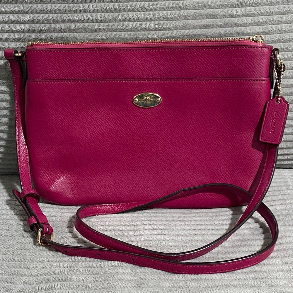 C O A C H 🌹 Burgandy. Leather over the shoulder/ crossbody bag. Gold hardware.
